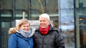 Ungdomsledare Ingrid Lindqvist tillsammans med chefen för ungdomstjänster Mia Liljeberg. Två ungdomsledare står ute och poserar