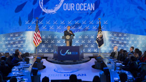 Barack Obama talar vid en konferens om skyddandet av oceanerna. Barack Obama talar vid en konferens om skyddandet av oceanerna.