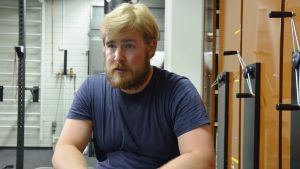 Viktor tar ett läkemedel med den aktiva substansen etanercept. Viktor Andersson har ryggradsreumatism men kan leva ett normalt liv tack vare biologiska läkemedel.