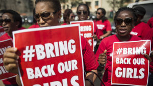 Kampanjen #BringBackOurGirls fick stor global uppmärksamhet 2014. Nigerianska kvinnor demonstrerar i Kenya.