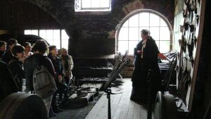 Hennes nåd, järnfrun Virginia af Forselles presenterar Strömfors bruksmuseum för turister Marjut Ståhls i Virginia af Forselles skepnad guidar turister i Strömfors kyrka och bruk