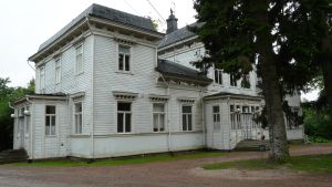 Huvudbyggnaden är till salu. Strömfors bruk i Lovisa - Evola Yhtiöts huvudkontor i tv-serien Det gröna guldets land