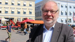 Björn Månsson säger att hemvården på svenska måste få mer resurser. Fullmäktigeledamot Björn Månsson på Salutorget