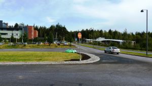 Den nya skolbyggnaden byggs invid Sipoonlahden koulu. Sipoonlahden koulu och daghemmet Miili i Sibbo, Söderkulla