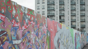 Här ser vi exempel på en lovlig graffitivägg i Myrbacka. Graffiti på konststaket i Myrbacka