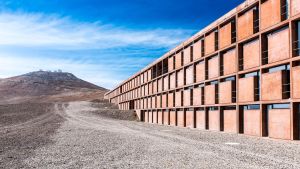 "La Residencia", "hotellet" där ESO:s personal och gäster bor. James Bond-filmen Quantum of Solace spelades in här. Bild: Marcus Rosenlund. ESO:s teleskop (VLT) i Paranal, Chile.