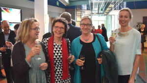 Gunilla Löfstedt-Söderholm tillsammans med de nuvarande Tv-nytt-redaktörerna Anna-Stina Åbonde, Greta Lång-Tennberg och Jessica Stolzmann. gunilla löfstedt-söderholm, anna-stina åbonde, jessica stolzmann, greta lång-tennberg