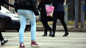 Idag begår också kvinnor våldsbrott ute på stan i allt högre utsträckning. Men det är fortfarande männen som står för det absolut mesta av våldet. Bild av människor som går över övergångsställe