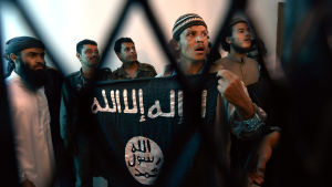 Al-Qaida medlemmar döms till fängelse år 2014. Många av gruppens fängslade medlemmar har fritagits sen inbördeskrigets början. Medlemmar i al-Qaida i Jemen håller upp gruppens flagga i domstolen medan de döms till fängelse.