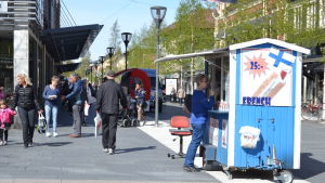 Tre av fem Umeåbor hade inte varit till Vasa eller inte varit på 20 år. Gågatan full av folk i Umeå