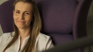 Katri Kanninen, psykolog och vd för psykoterapihuset Shortum, förklarar att patientjournaler bland annat används för att följa upp vården. kvinna sitter i lila stol