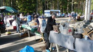 Sommartorg lockar både bybor och sommargäster. Sommartorget vid Byarsborg i Sibbo, Spjutsund