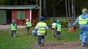 Barn under skolåldern har svårt med impulskontroll, konsekvensbedömning och andra grundläggande färdigheter. Dagisbarn leker