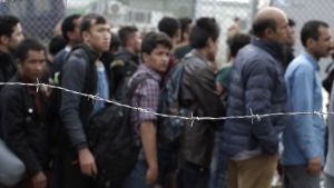 Flyktingar väntar på att bli registrerade på ön Lesbos i Grekland. Asylsökande väntar på att bli registrerade på ön Lesbos i Grekland.