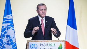 Turkiets president Recep Tayyip Erdoğan befinner sig på FN:s klimatmöte i Paris. Turkiets president Recep Tayyip Erdoğan vid FN:s klimatmöte i Paris 2015.
