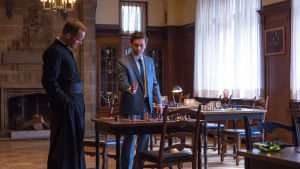 Fader Lombardy (Peter Sarsgaard) får en lektion i schackbriljans av Bobby Fischer (Tobey Maguire). Peter Sarsgaard och Tobey Maguire i Pawn Sacrifice.