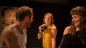 Marc Svahnström, Maria Ahlroth och Minni Gråhn i Vision. Scen ur föreställningen Vision.