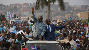 Kizza Besigye körde genom gatorna i Ugandas huvudstad Kampala under valveckan. oppositionskandidaten kizza besigye i uganda