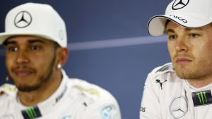 Lewis Hamilton (t.v.) och Nico Rosberg drar inte alltid jämnt. Lewis Hamilton och Nico Rosberg, november 2015.