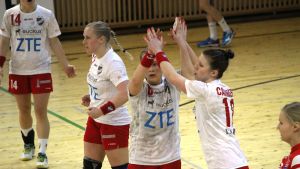 Petra Friman är en stark lagspelare. Linda Cainberg och Petra Friman slår ihop händerna.