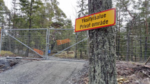 Grinden till banan tyder på att det inte är meningen att allmänheten ska få använda den. Stängd grind till motocrossbanan