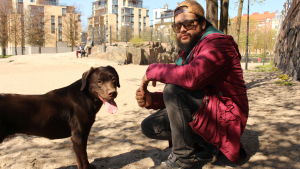 Jorge Padilla och hunden Canela i hundparken. Jorge Padilla med sin hund Canela