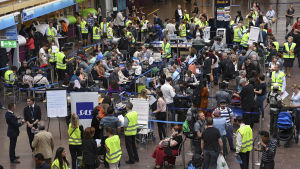 Resenärer väntade på att bli ombokade på Arlanda flygplats i Stockholm den 13 juni - tiotusentals passagerare påverkas av pilotstrejken. Resenärer väntar på att bli ombokade på Arlanda flygplats i Stockholm den 13 juni 2016 - tiotusentals passagerare påverkas av pilotstrejken.