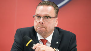 Tom Nybondas har varit sportchef i HIFK under åren 2008-2017. HIFK:s sportchef Tom Nybondas publicerade nya kontrakt i juni 2016.