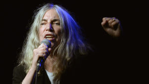 Patti Smith under en tidigare konsert från Horses-turnén, Patti Smith under en livekonsert.