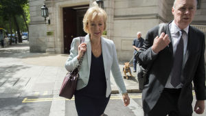 Andrea Leadsom har fått hård kritik och anklagats för lögn om sina meriter, men hoppar av ledarskapskampen för att det är i landets bästa intresse att kampen inte drar ut på tiden, säger hon. Andrea Leadsom, Torypartist