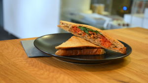 Bean Bar har lyckats med att få tag på pulled havre till sin vegantoast. Kaféet Bean bars toast med pulled havre serverad på en talrik.