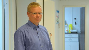 Forskningsläkare Ilkka Seppä vid Tammerfors universitets enhet i Åbo tror att man inom en snar framtid kommer att sälja ett nytt vaccin mot bältros i apoteken. Forskningsläkare Ilkka Seppä tror att ett nytt vaccin mot bältros snart når apotekena.