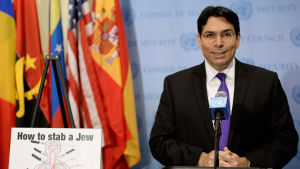 Israels FN-ambassadör Danny Danon klagade över att Ban Ki-moon regelbundet fördömer Israel men inte Hamas för byggen av "terrortunnlar." Israels FN-ambassadör Danny Danon klagade över att Ban Ki-moon regelbundet fördömer Israel men inte Hamas för byggen av "terrortunnlar."