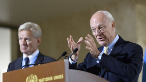 Staffan de Mistura är det tredje FN-sändebudet som har försökt få ett slut på kriget i Syrien. Uppgiften har blivit allt svårare ju längre konflikten har pågått. FN:s Syriensändebud Staffan de Mistura och FN:s humaitära koordinator i Syrien Jan Egeland (tv) kräver att FN-konvojer för röra sig obehindrat i Syrien