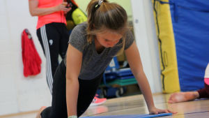 Move mäter bland annat styrkan i överkroppen. Move test pågår i Vindängens skola klass fem