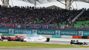 Hamilton klarade sig undan all dramatik i starten. Lewis Hamilton undvek en kollision i Malaysias GP i formel 1.