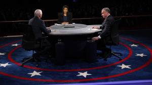 Republikanen Mike Pence (till vänster) och demokraten Tim Kaine med debattledaren Elaine Quijano i mitten under debatten på Longwood University i Farmville Republikanen Mike Pence (till vänster) och demokraten Tim Kaine med debattledaren Elaine Quijano i mitten under debatten på Longwood University i Farmville, Virginia. 4.10.2016