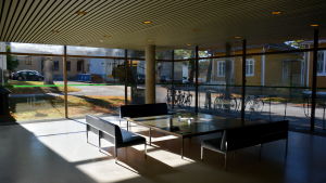 Gadolinia delar arkitekt med Sibeliusmuseum på andra sidan gatan. Båda har ritats av Woldemar Baeckman. Gadolinias interiör.