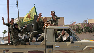 USA:s närvaro i Syrien är koncentrerad till norra delarna av landet, där de stöder de kurdiskledda styrkorna under YPG-gerillan. Den kurdiska milisstyrkan YPG utgör ryggraden i SDF som inleder en storoffensiv mot IS starkaste fäste Raqqa