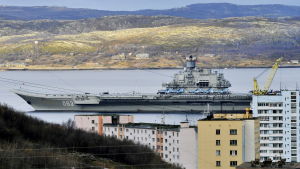 Det ryska hangarfartyget Admiral Kuznetsov vid dockan i Murmansk. Det ryska hangarfartyget Admiral Kuznetsov vid dockan i Murmansk.