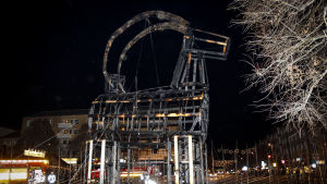 Gävlebocken brann upp endast några timmar efter den högtidliga invigningen. Halmbocken fyllde 50 år på söndagen.
