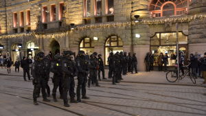 Ett tjugotal poliser spärrade av Alexandersgatan i Helsingfors. Ett tjugotal poliser har spärrat av Alexandersgatan i Helsingfors.