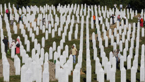 Minnesplatsen i Potocari i Bosnien där offren för Srebrenicamassakerna har begravts. Bilden har tagits den 11 juli 2016, på 21-årsdagen för när massakern inleddes. Minnesplatsen i Potocari, Bosnien 11.7.2016