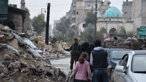 Östra Aleppo (30.12.2016) är sönderbombat efter intensiva krigsåtgärder. Människor går bland rasmassorna i det sönderbombade östra stadsdelarna av Aleppo.
