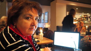 Det är ett massivt detektivgöra att dokumentera döda ryska soldater i Ukraina. Cirka 1 000 namn som ännu inte finns på listan borde gås igenom. Jelena Vasileva dokumenterar döda ryska soldater i östra Ukraina