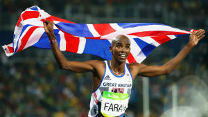 Farah vann två OS-guld i Rio i somras. Mo Farah firar OS-guldet på 10000 meter, Rio 2016.