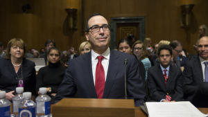 Demokraterna utsatte Mnuchin för hårda utfrågningar i senaten och var inte nöjda med de svar han gav. Demokraterna bojkottade utskotten som skulle skicka Mnuchins utnämning vidare till omröstning. USA:s nya finansminister Steven Mnuchin svarar på frågor under utfrågning i senaten.