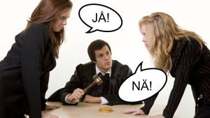 Två kvinnor som grälar och en domare som sitter mitt emellan dem.