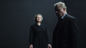 Inför rätta. Tiina Weckström som Anna Quangel, i förgrunden Jukka Pitkänen. Tiina Weckström och Jukka Pitkänen i Yksin Berliinissä.