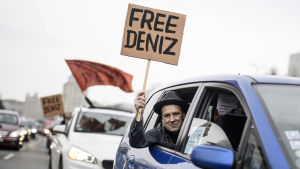Demonstranter i Tyskland har protesterat mot gripandet av journalisten Deniz Yucel som anklagas för terrorism Gripandet av Deniz Yucel har utlöst en protestvåg i Tyskland. Demonstranter körde nyligen genom Berlin i protest mot att Ycel dras inför rätta